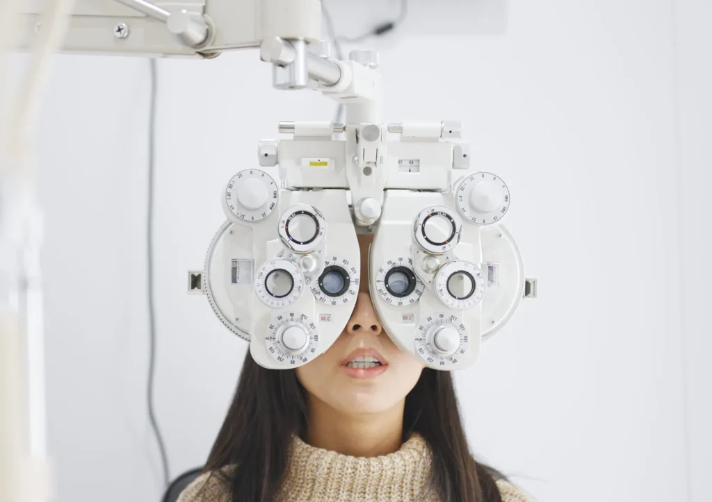 käytetään optometriassa sylinterimäistä linssiä